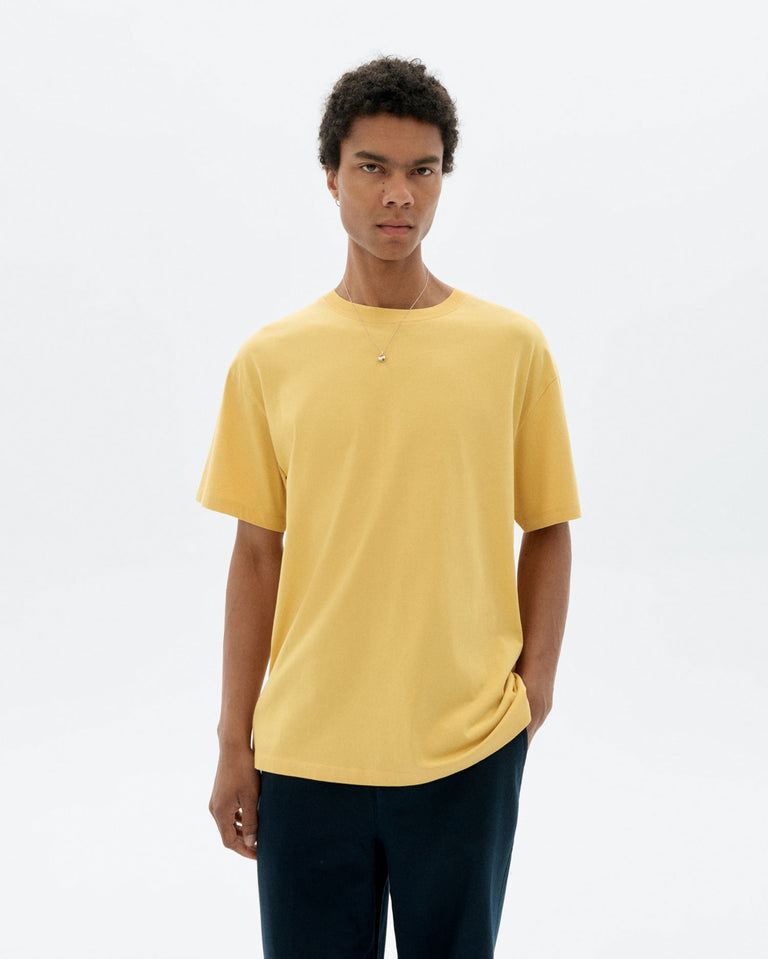 Camiseta Aaron flower bordada a mano - amarilla
