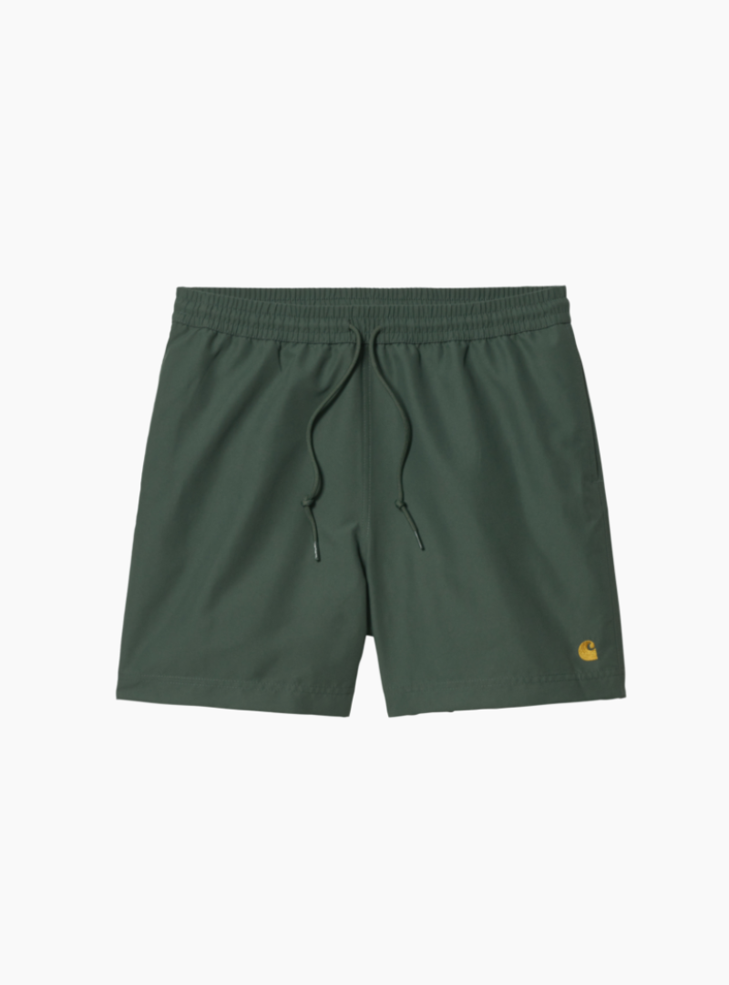 Bañador Carhartt WIP Chase Swim verde Hemlock Green con logo dorado