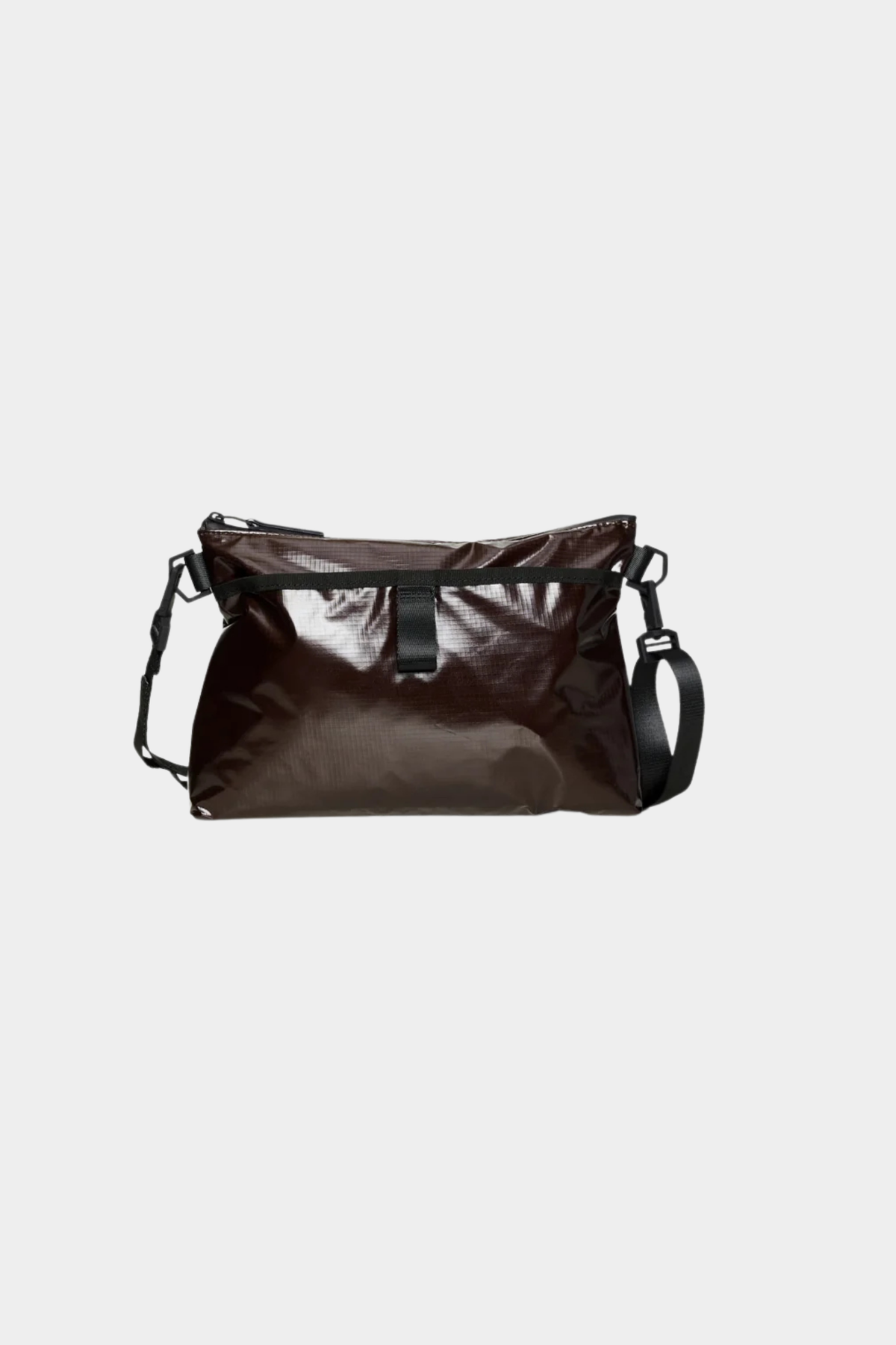 Bolso bandolera Rains Sibu Musette Bark en marrón chocolate con correa ajustable y diseño compacto