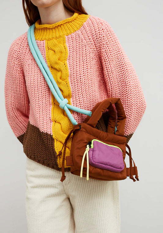 Bolso Flip marrón de Dr. Bloom con asa de mano, bolsillo púrpura y correa color agua desmontable