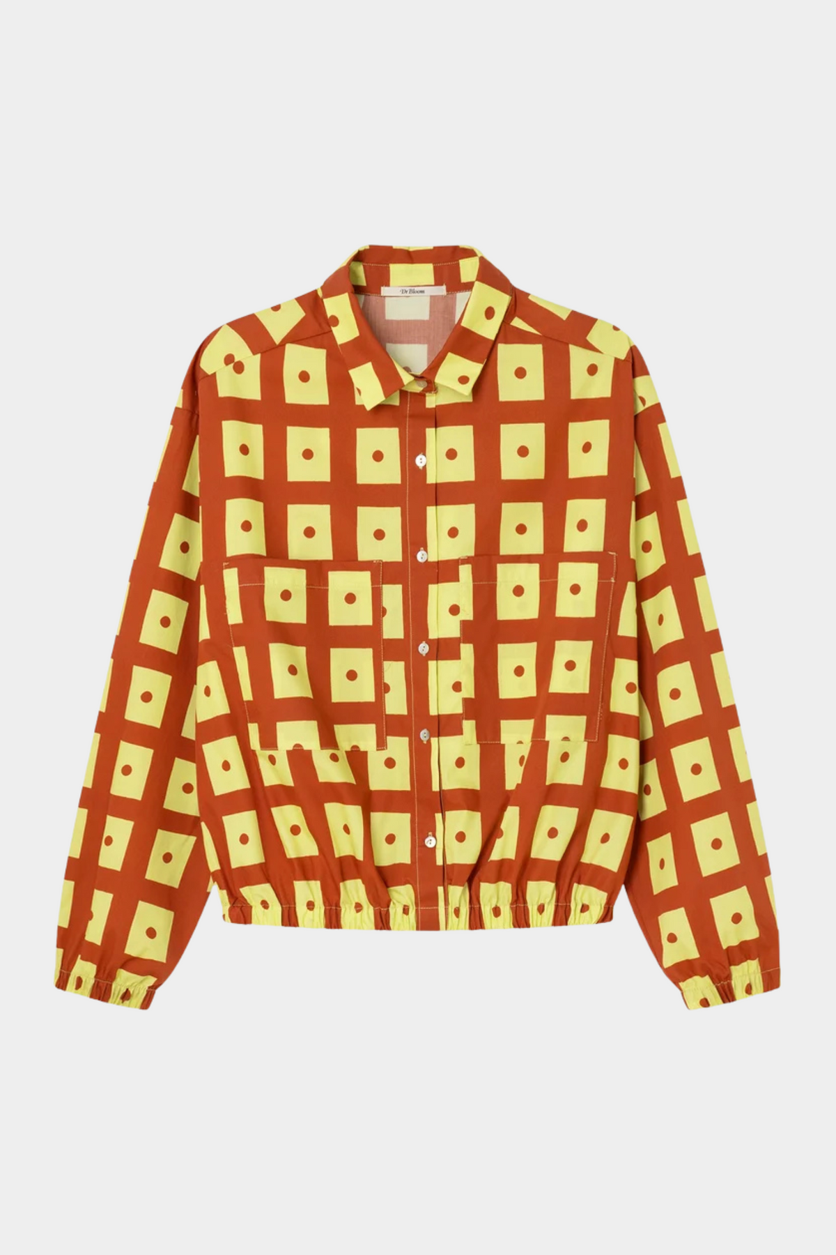 Camisa estampada Bingo de Dr Bloom puesta en mujer con manga ligeramente abullonada y maxi bolsillos frontales