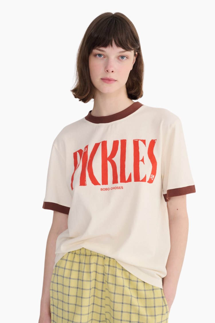 Camiseta Bobo Choses Pickles beige con ribetes chocolate y texto rojo