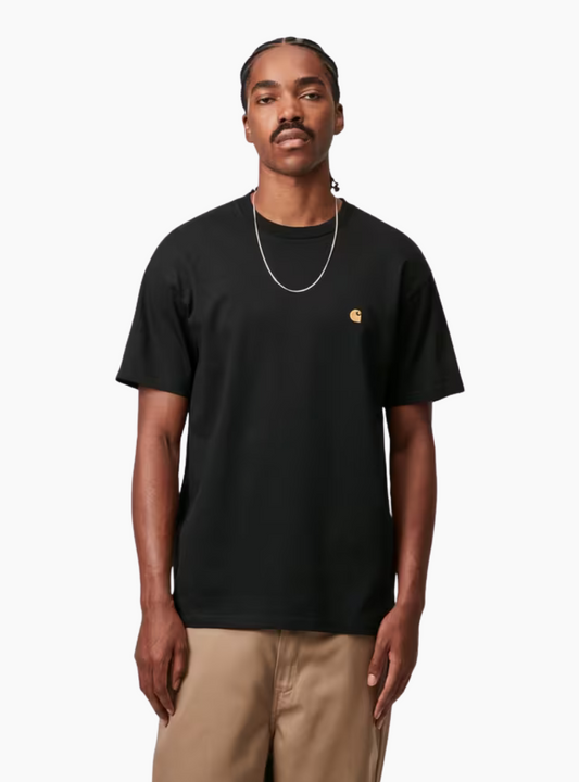 Camiseta Carhartt WIP Chase Black Gold 100% algodón 235 g/m² con logo bordado en el pecho