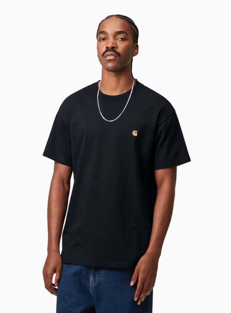 Camiseta Carhartt WIP Chase Dark Navy Gold 100% algodón 235 g/m² con logo bordado en el pecho