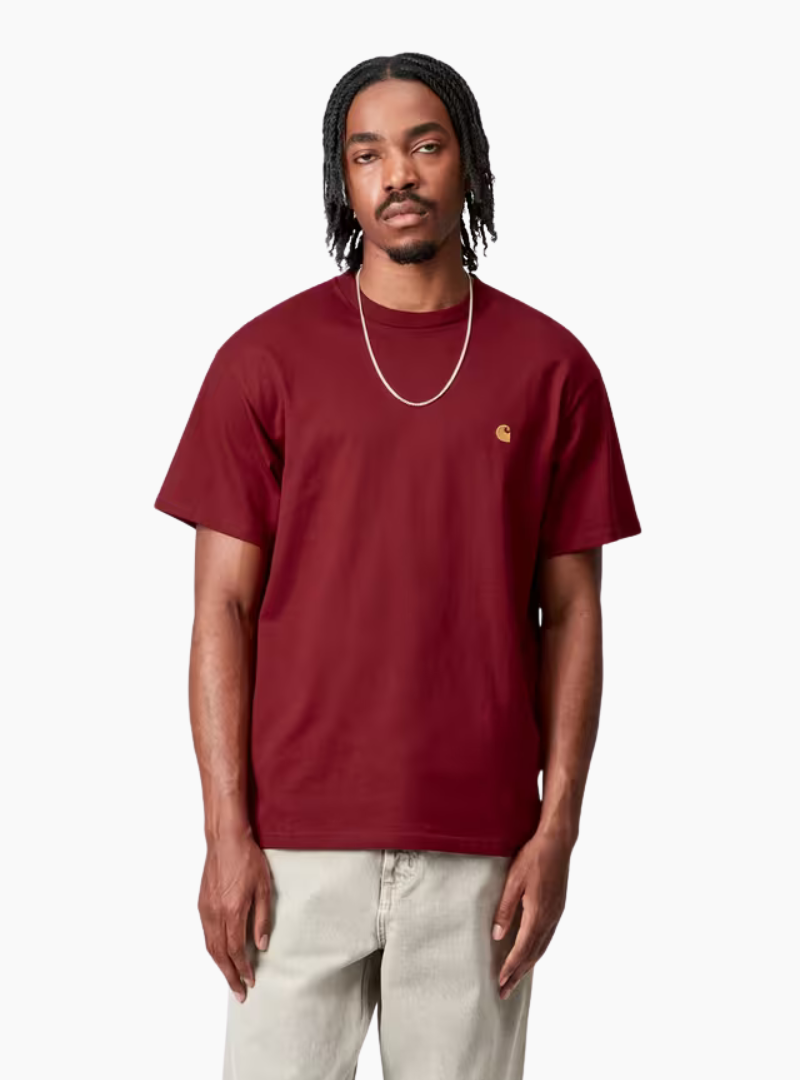 Camiseta Carhartt WIP Chase Scarlet Gold 100% algodón 235 g/m² con logo bordado en el pecho