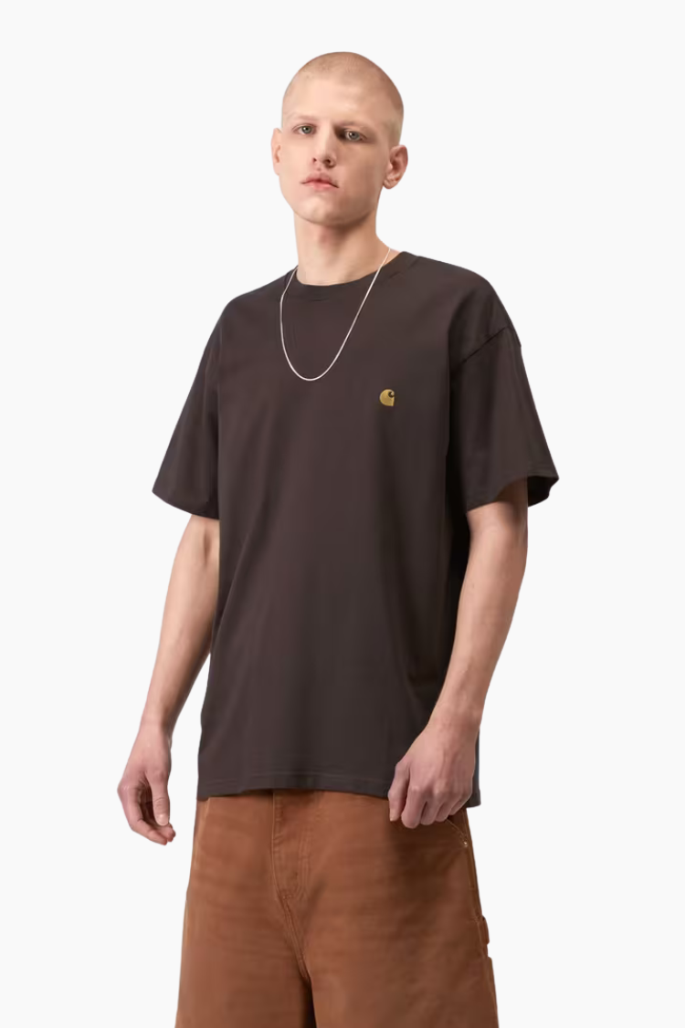 Camiseta Carhartt WIP S/S Chase Shale Gold marrón con logo dorado