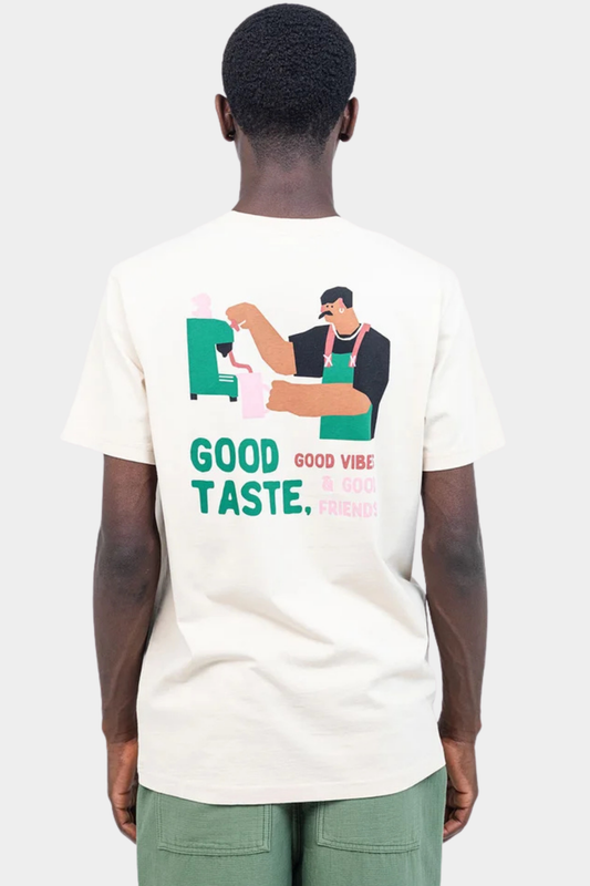 Camiseta Cream Local de OLOW para hombre vista de espalda con gran ilustración Good Taste de inspiración barista
