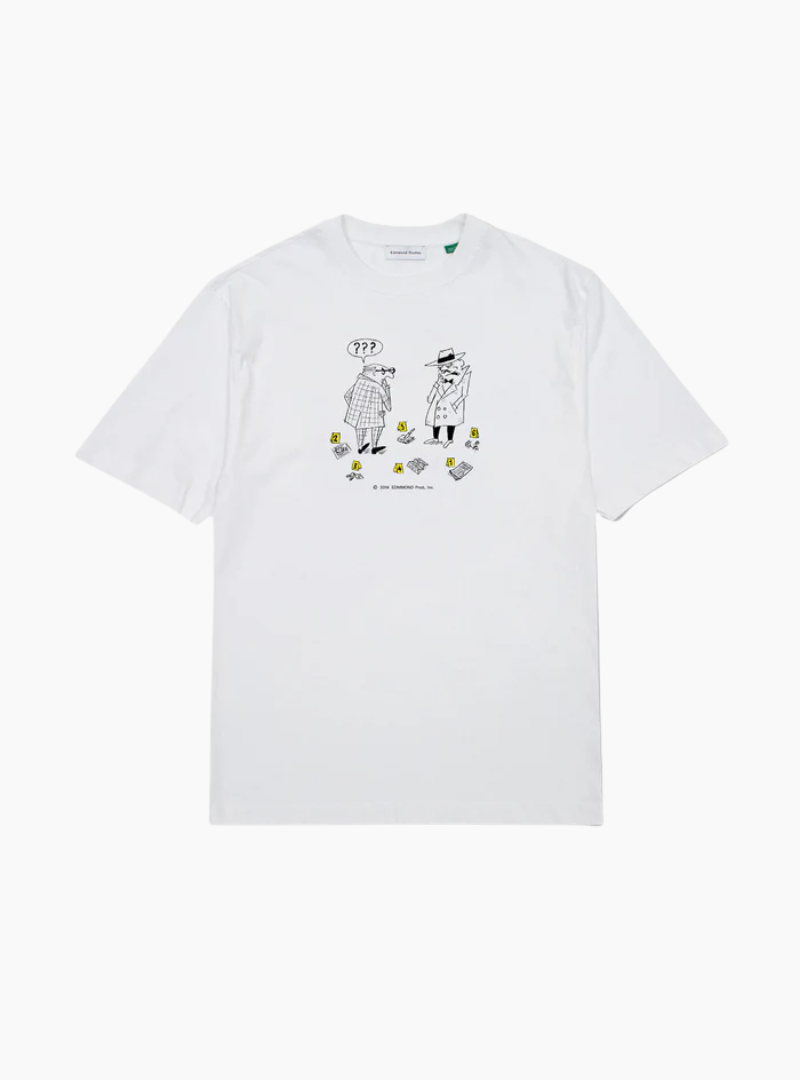 Camiseta Edmmond Studios Cluedo White blanca, 100% algodón orgánico, hecha en Portugal con print de detectives