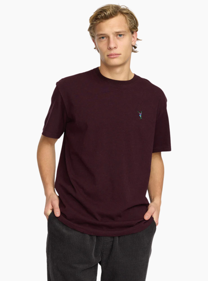 Camiseta Revolution JUM Application Burgundy algodón orgánico jaspeado con bordado colorido en el pecho