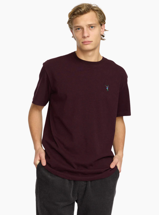 Camiseta Revolution JUM Application Burgundy algodón orgánico jaspeado con bordado colorido en el pecho
