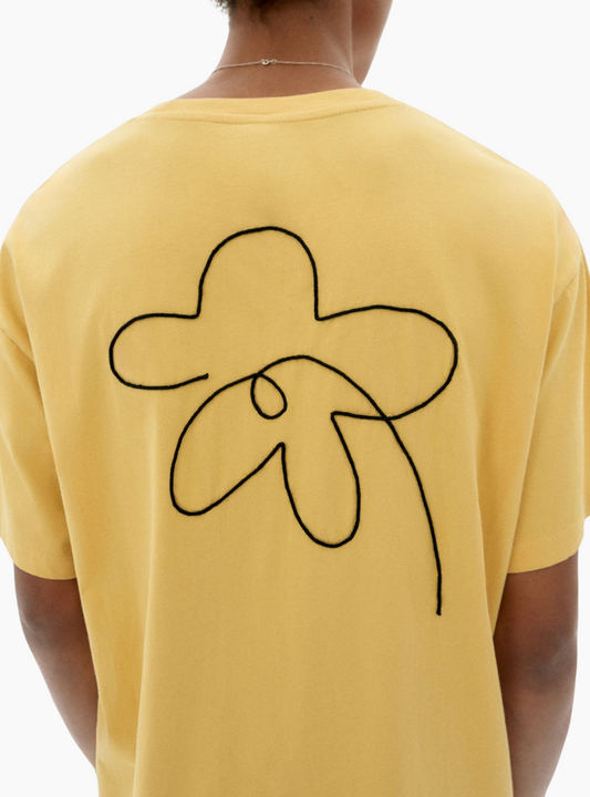Camiseta Thinking MU Flower Rope amarilla (Sahara Sun), 100% orgánica GOTS, bordado a mano, fit relaxed