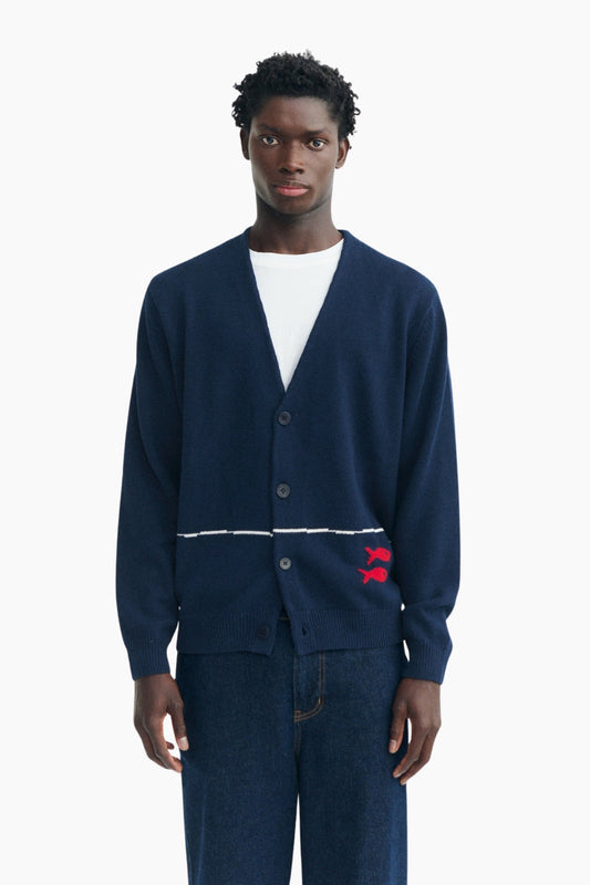 Cardigan Creed Navy de Thinking Mu en algodón orgánico con ilustración pescador