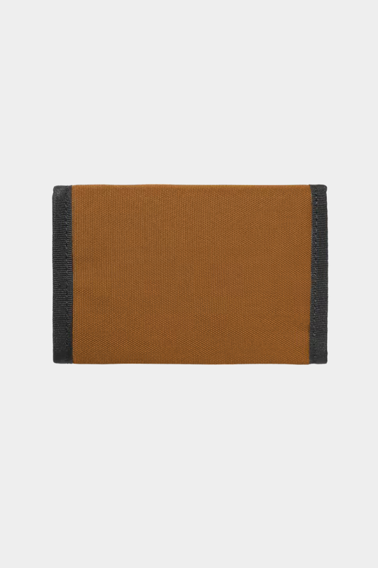 Vista trasera de la cartera Carhartt WIP Alec Wallet Hamilton Brown en loneta resistente y repelente al agua