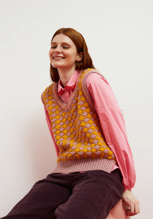 Chaleco Crisscross rosa de Dr. Bloom con textura nido de abeja y detalle neón