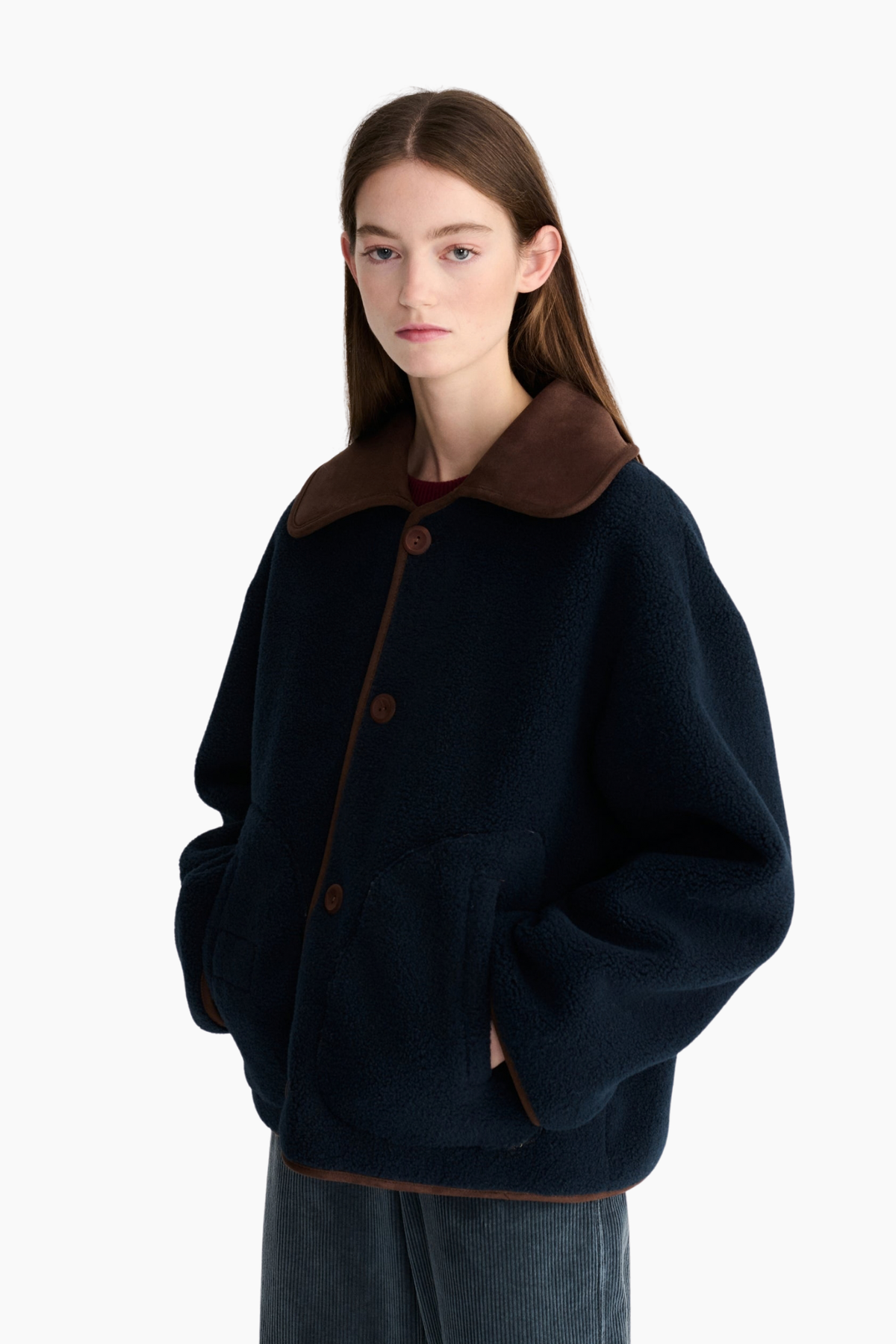 Chaqueta Bobo Choses Soft Sherpa reversible mostrada por el lado de borreguillo azul marino con bolsillos