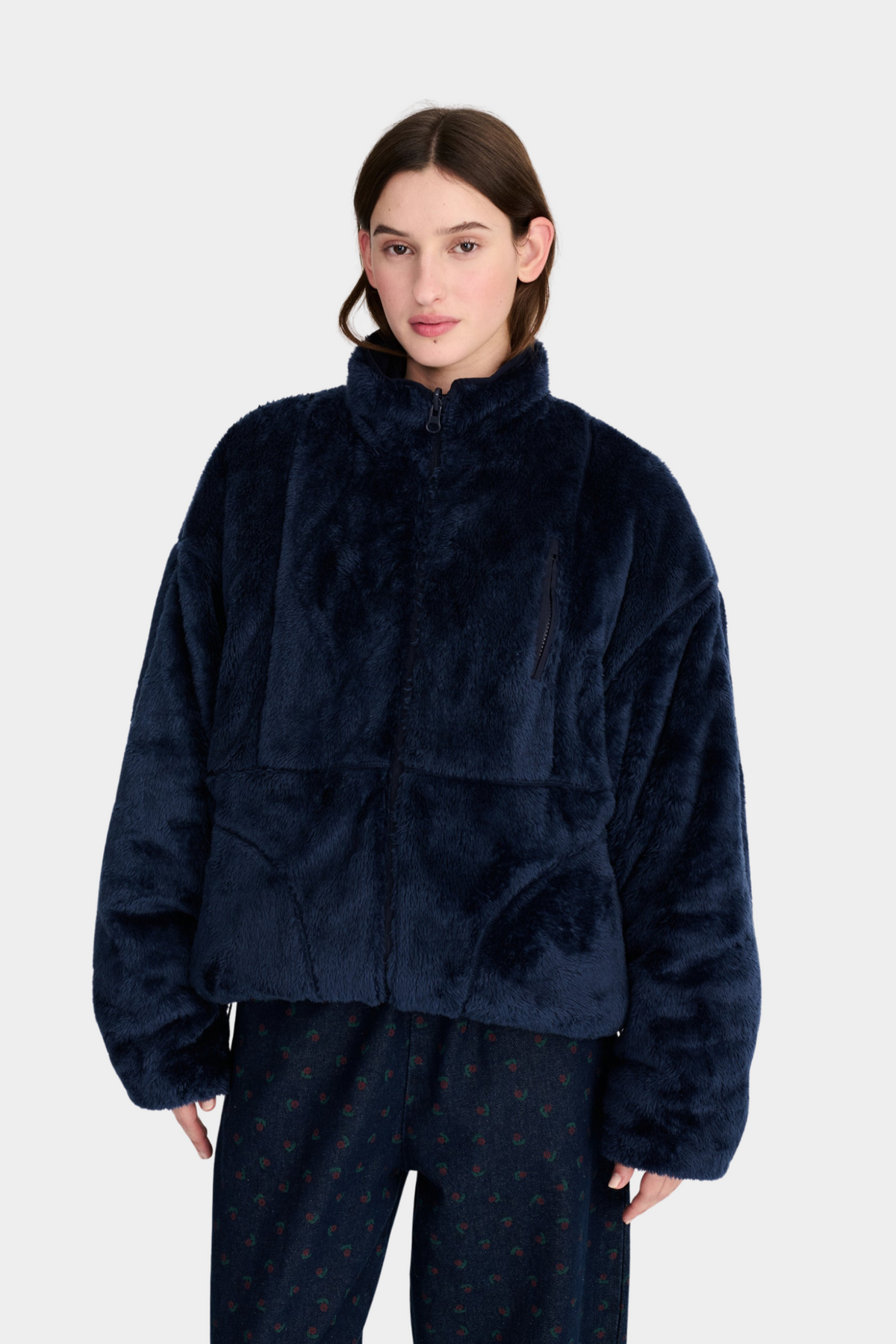 Chaqueta reversible Bobo Choses de mujer con cara sherpa azul marino suave y cuello alto con cremallera