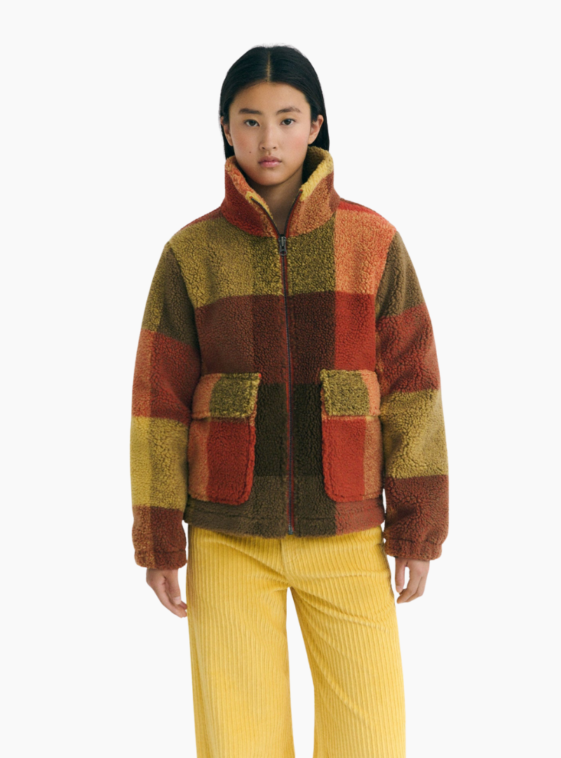 Chaqueta Sophie Creeck Checks de Thinking Mu con cuadros marrones y tejido de borreguito reciclado