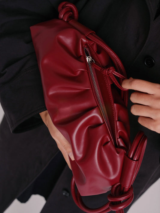 Detalle del bolso Dumpling Cherry Red de Ölend con cierre de cremallera y acabado en piel vegana