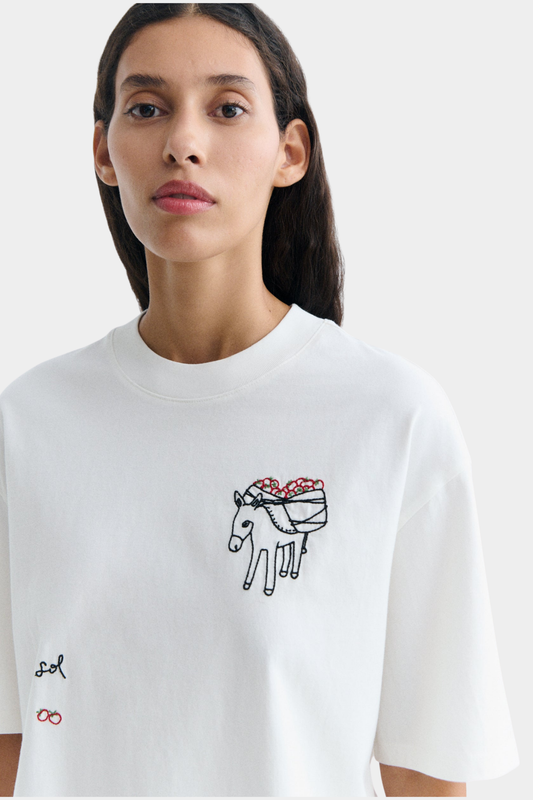 Detalle del bordado de la tomatera en la camiseta Lena de Thinking Mu confeccionada en algodón orgánico blanco