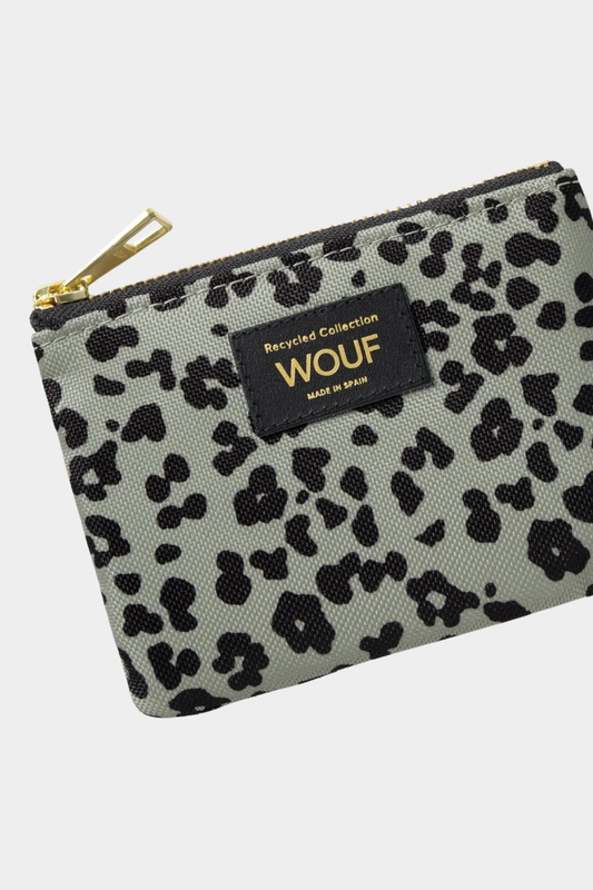 Detalle del monedero Wouf Steel Roar con estampado animal gris, etiqueta frontal y tirador dorado