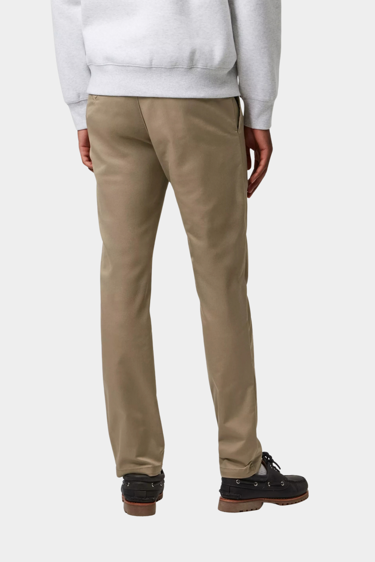 Detalle del pantalón Sid Leather de Carhartt WIP con bolsillos traseros, Square Label y tono beige tostado
