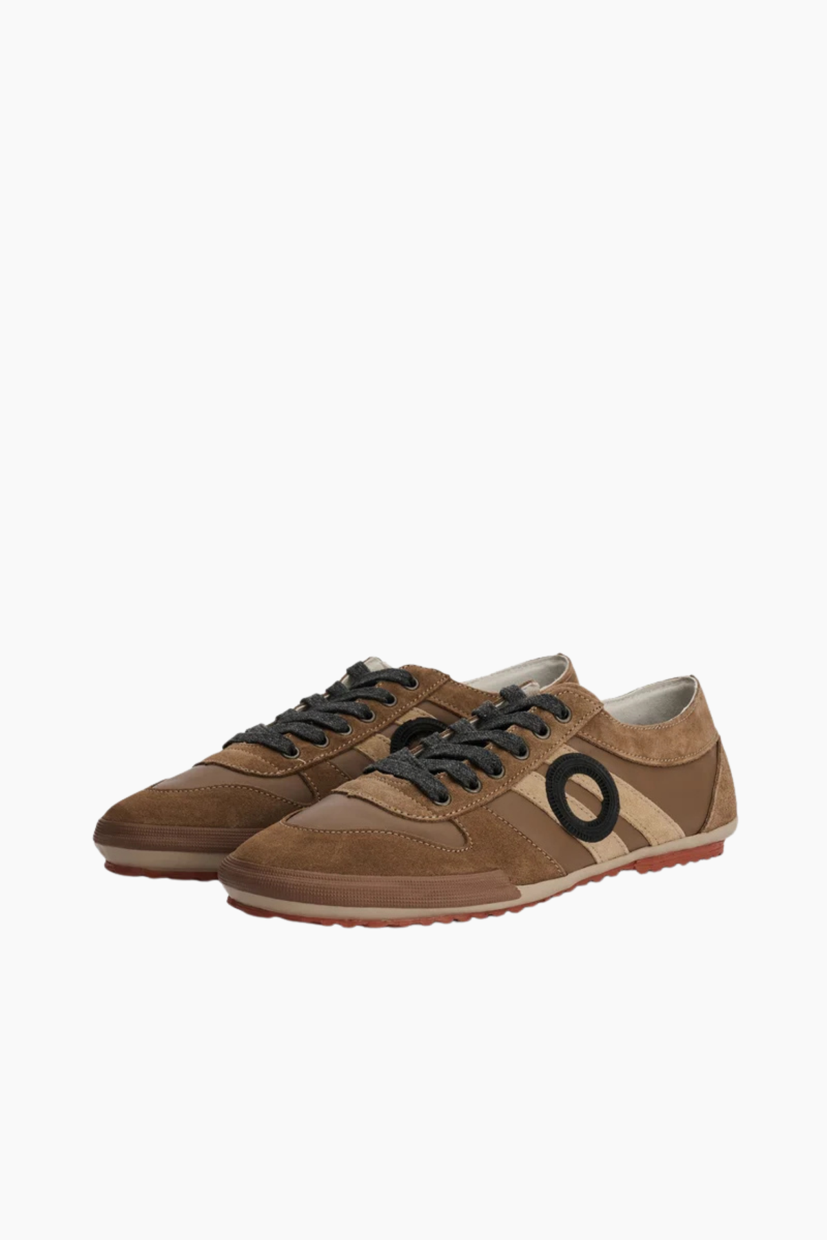 Detalle de las zapatillas Aro Ido Wash Coconut en piel y ante marrón con logotipo lateral y cordones oscuros