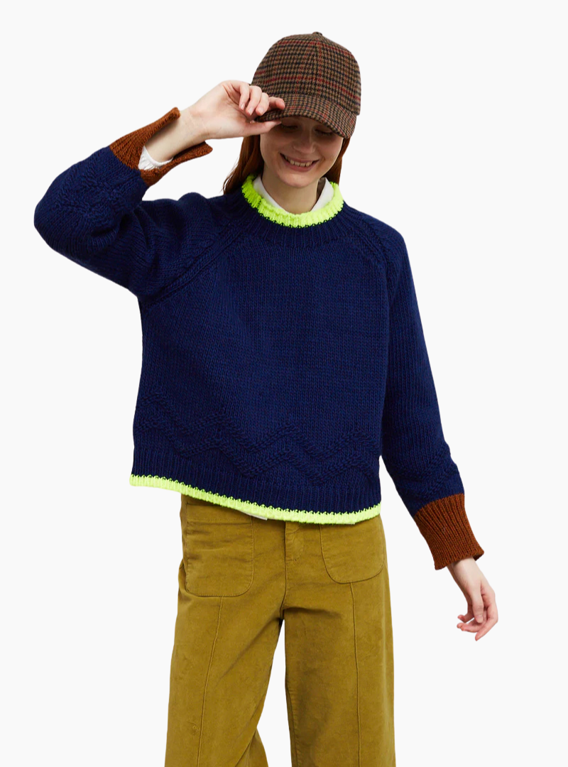 Jersey azul Dr. Bloom Serpentine para mujer en punto grueso con textura zigzag y detalles de color.