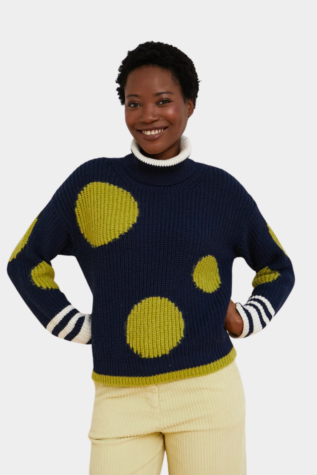 Jersey Bombon de Dr Bloom para mujer en azul marino con maxi lunares verde lima y cuello alto en contraste