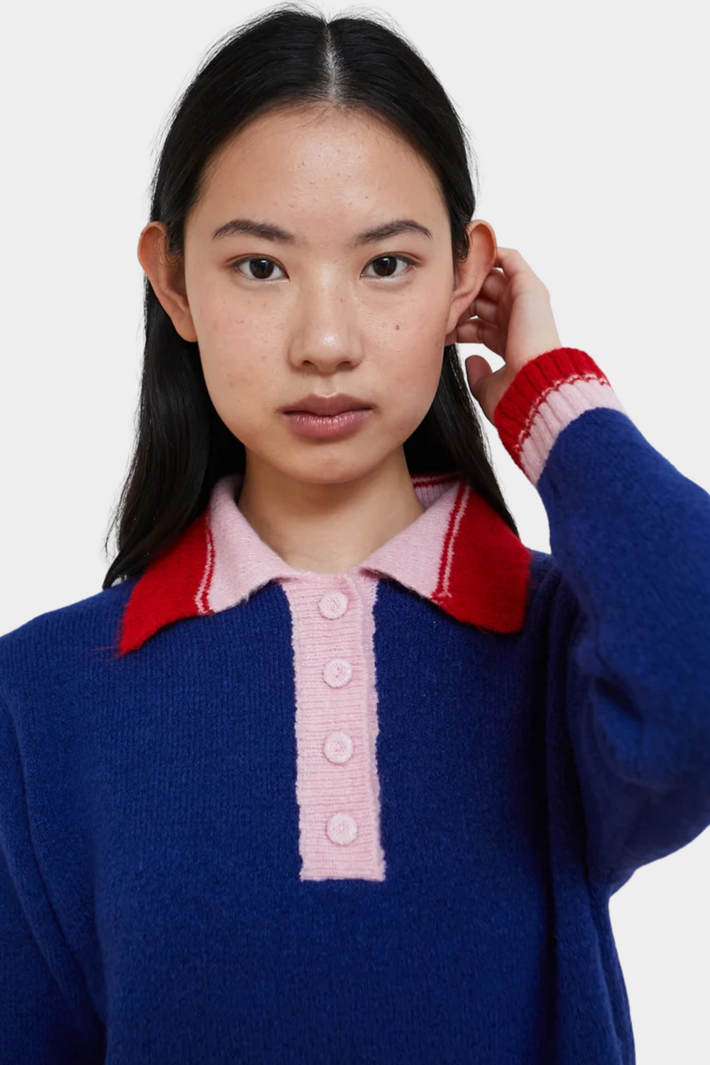 Jersey Country de Dr Bloom para mujer en azul marino con cuello polo rosa empolvado y rojo de aire retro