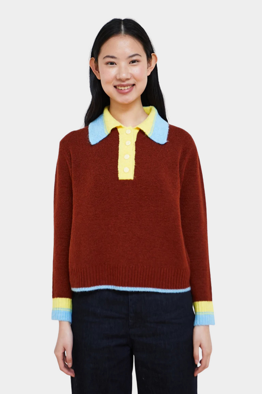 Jersey Country de Dr Bloom para mujer en marrón teja con cuello polo amarillo y azul de aire retro