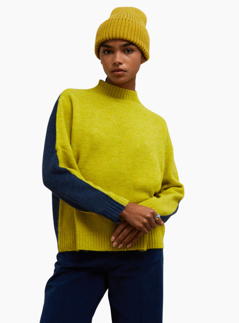 jersey Twist pistacho de Dr. Bloom con espalda azul marino y cuello chimenea