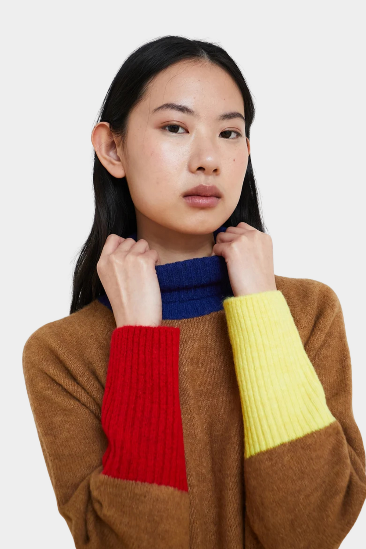 Jersey Giggle Camel de Dr Bloom puesto en mujer con corte relajado, cuello alto y contrastes de color