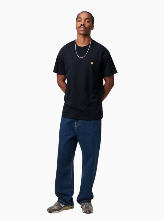 Look de hombre con camiseta Carhartt WIP S/S Chase Dark Navy, azul marino con logo dorado bordado en el pecho