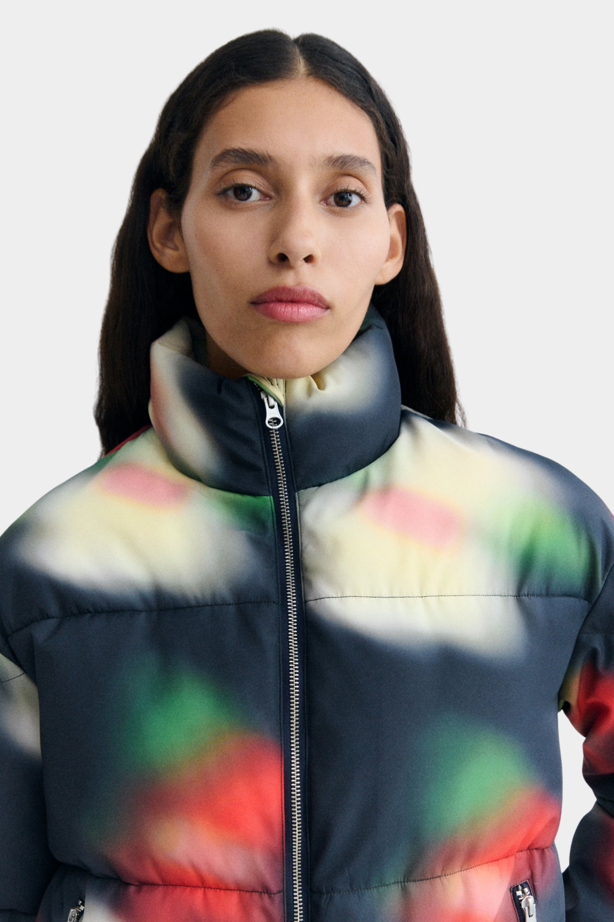 Chaqueta Thinking Mu Gemma Bloom puesta, con cuello alto, cierre de cremallera y estampado multicolo