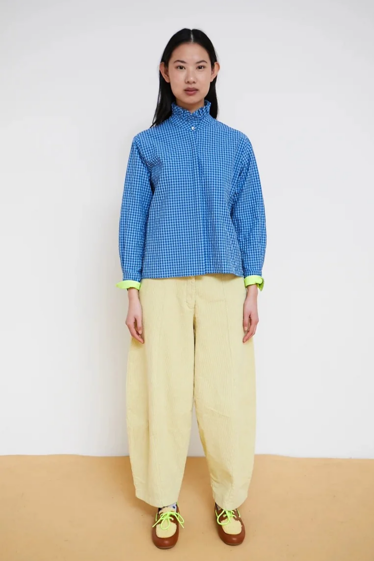 Pantalón Dado de Dr Bloom para mujer en pana amarilla con silueta barrel, tiro medio y pernera amplia