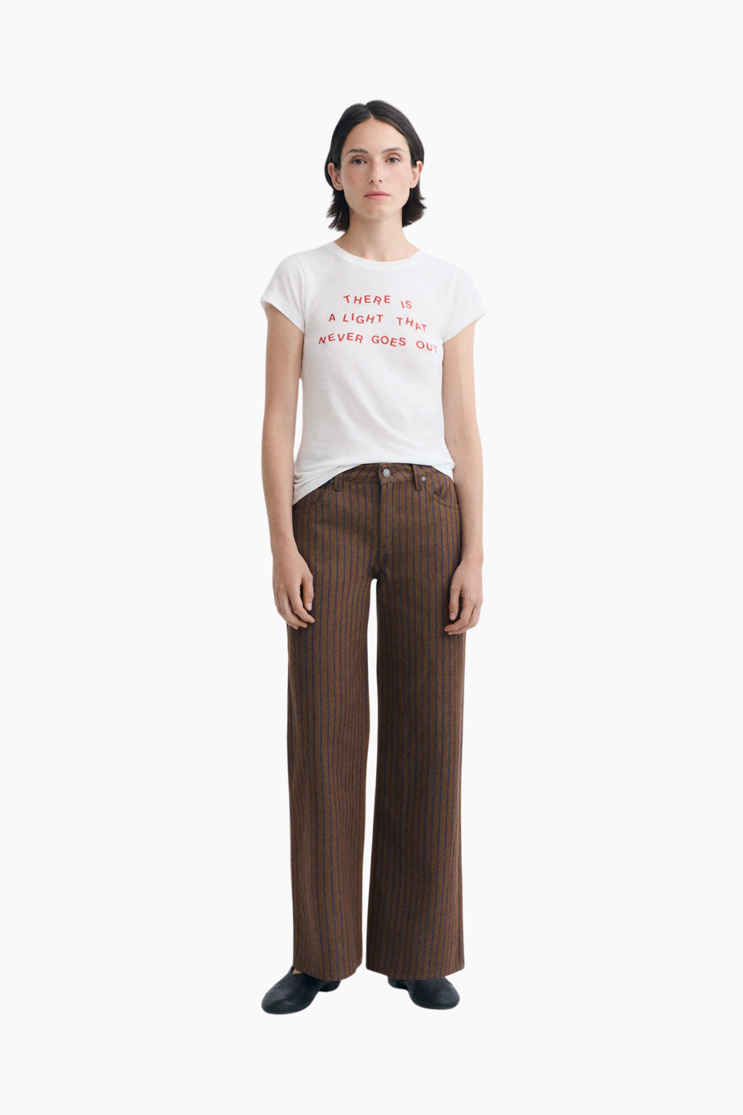 Look de mujer con pantalón de rayas marrones Kettan de Thinking Mu, pierna recta y camiseta blanca