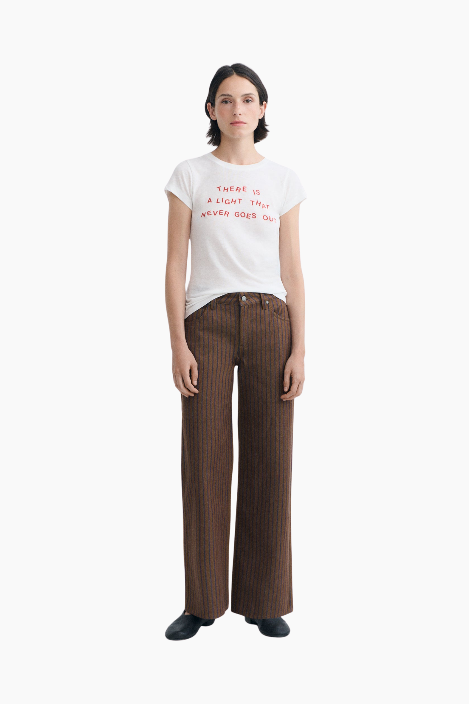 Look de mujer con pantalón de rayas marrones Kettan de Thinking Mu, pierna recta y camiseta blanca