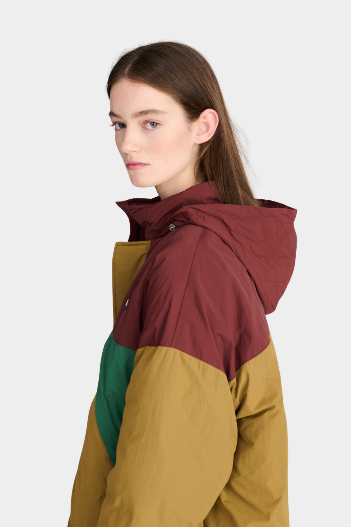 Parka oversize Bobo Choses de mujer vista de perfil con acolchado largo y combinación color block