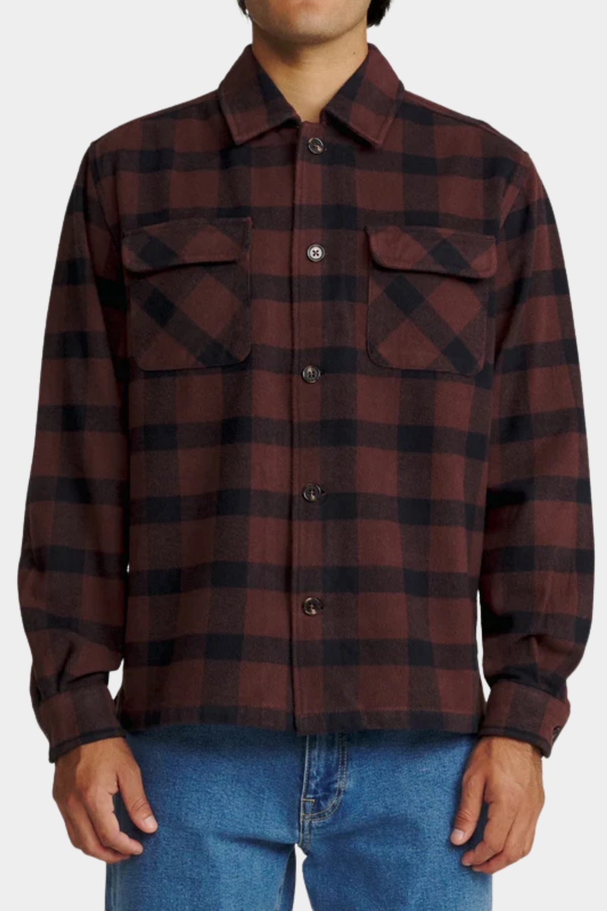 Sobrecamisa Katin USA Shiloh French Roast Plaid puesta en hombre con corte recto y bolsillos de pecho