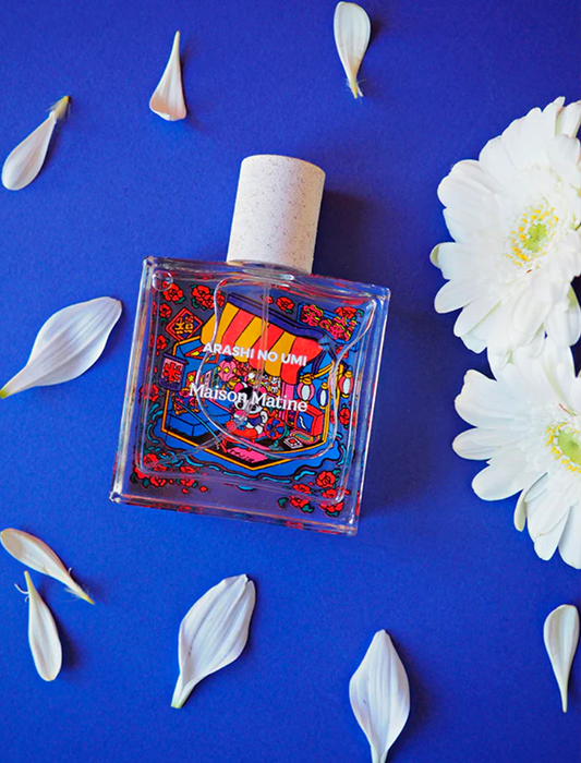 Perfume unisex Arashi no Umi de Maison Matine con notas de manzana verde, jazmín y cedro.