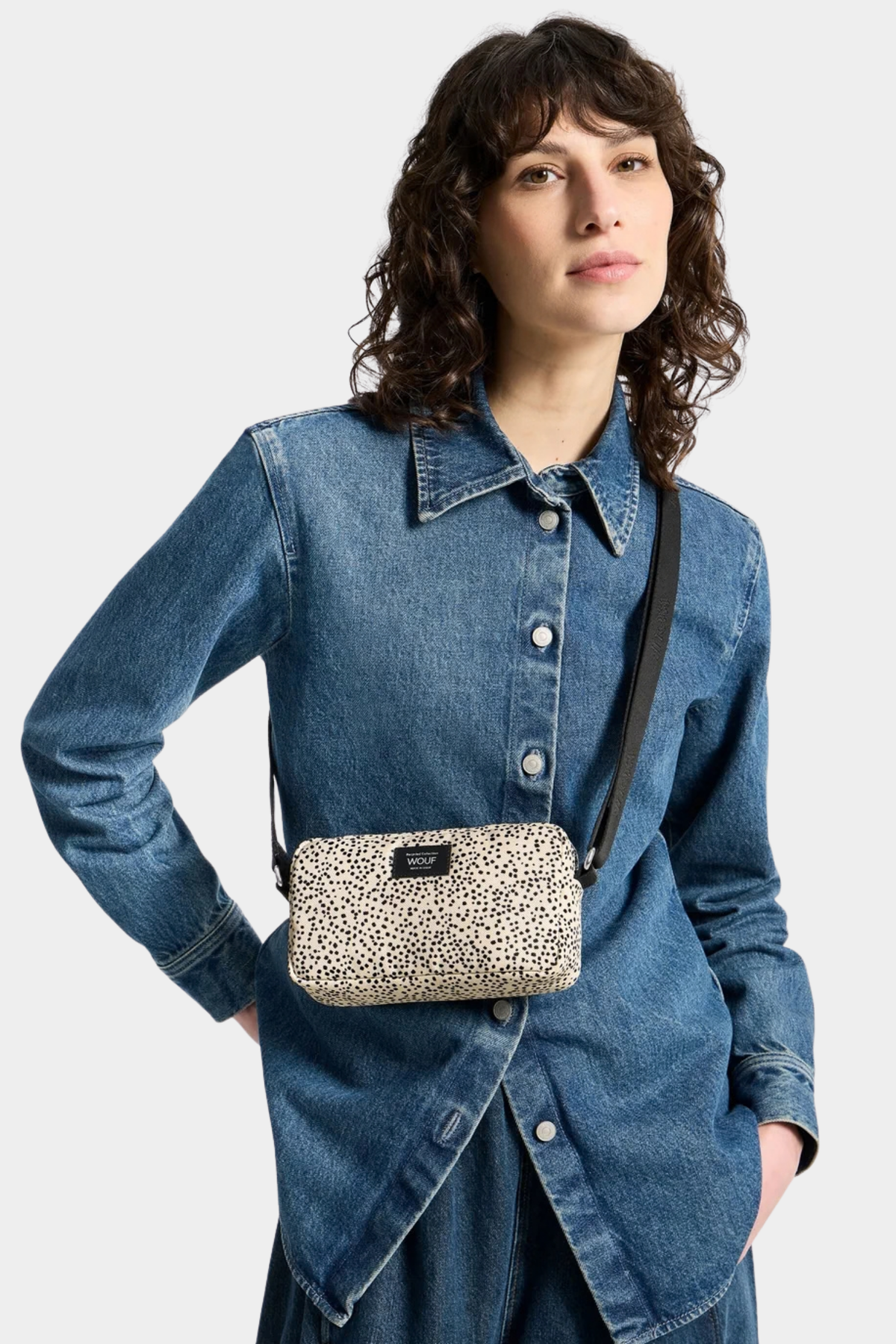 Mini bolso Wouf Panna llevado cruzado, con estampado beige y negro y formato compacto para móvil y esenciales