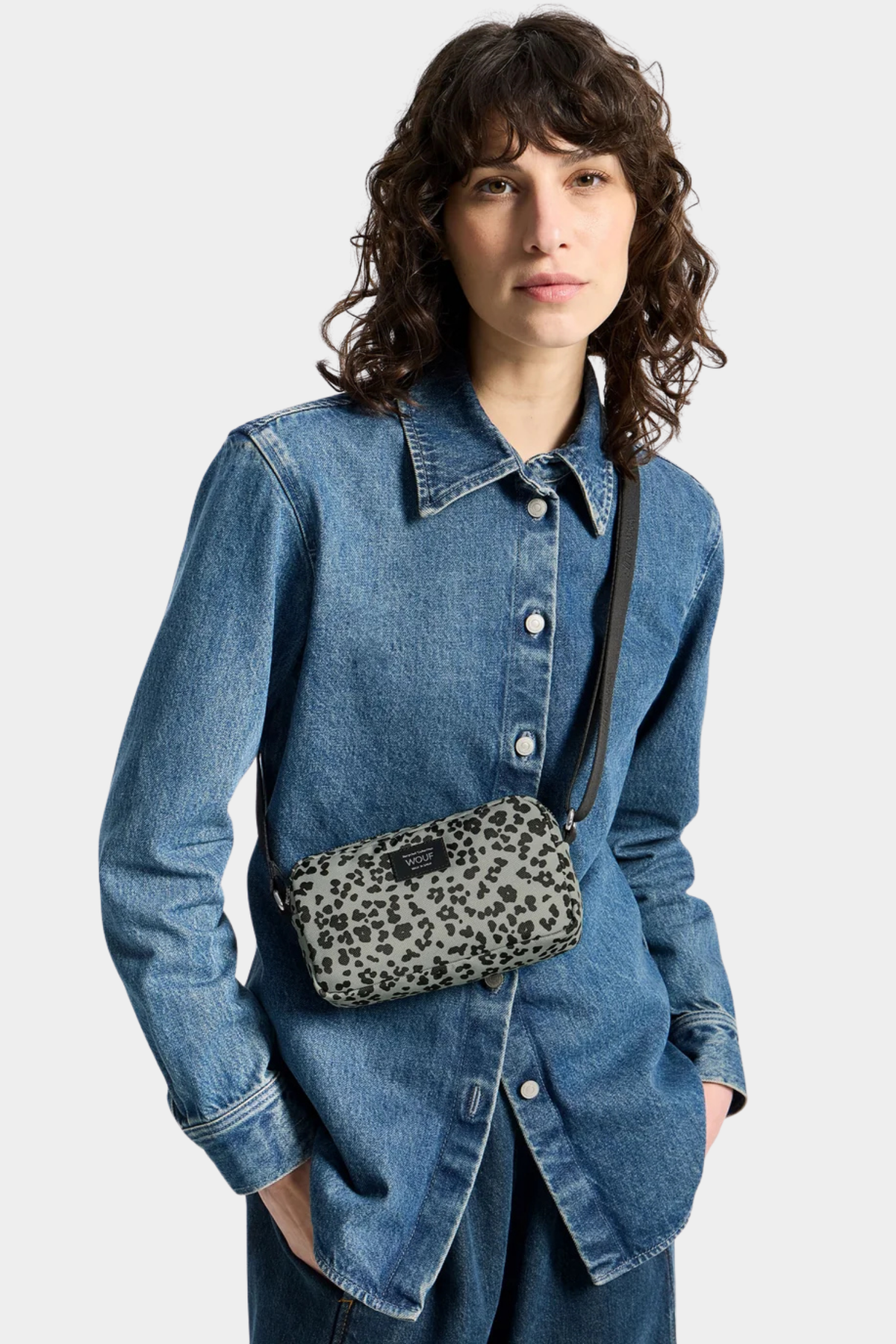 Mini bolso Wouf Steel Roar llevado cruzado, con estampado animal en gris y negro y formato compacto para diario