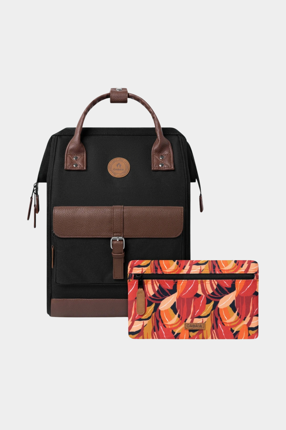 Mochila Cabaïa Adventurer Medium Managua negra de 18 L con detalles marrones y dos bolsillos frontales intercambiables