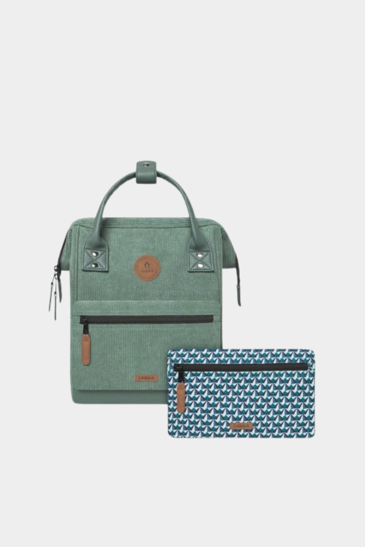 Mochila Cabaïa Adventurer Small Niagara verde con bolsillo frontal liso y segundo bolsillo geométrico intercambiable