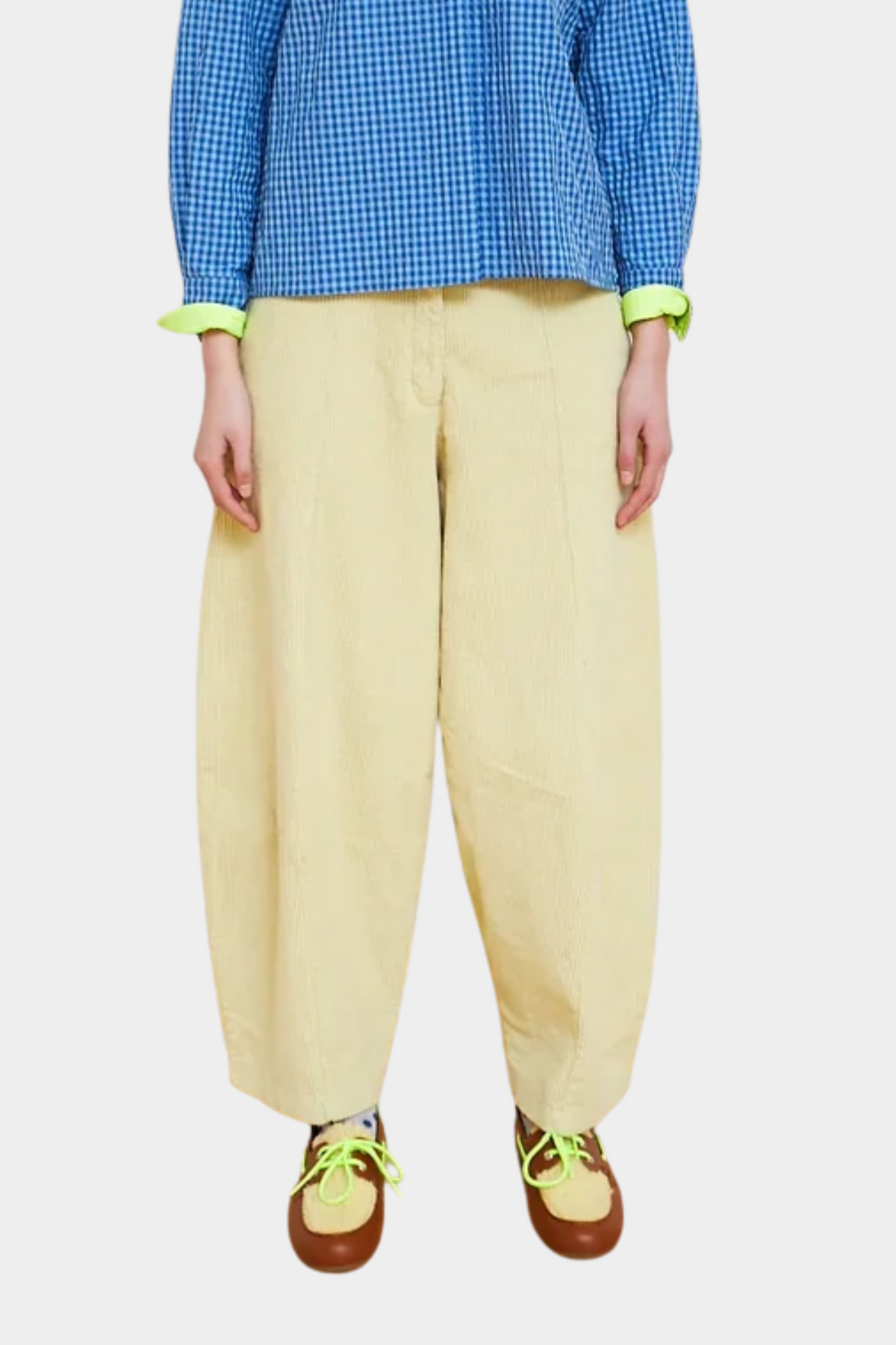 Pantalón amarillo de pana Dado de Dr Bloom puesto en mujer con corte barrel y volumen relajado en la pierna