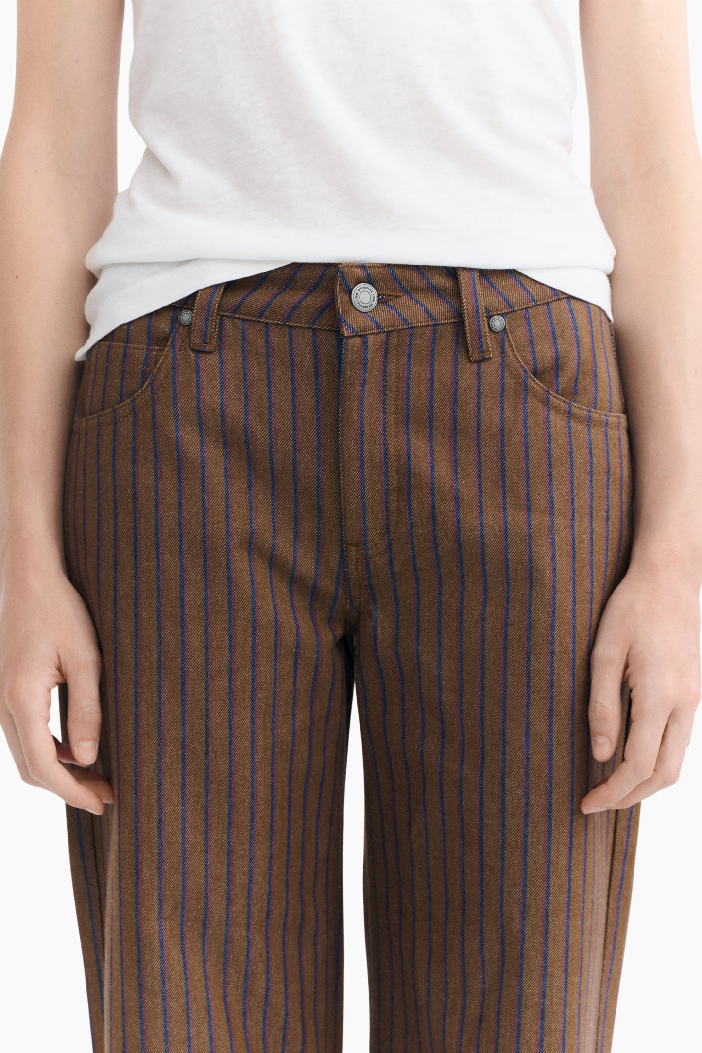 Detalle del pantalón Kettan de Thinking Mu con rayas marrones, tiro bajo y tejido teñido con tintes naturales