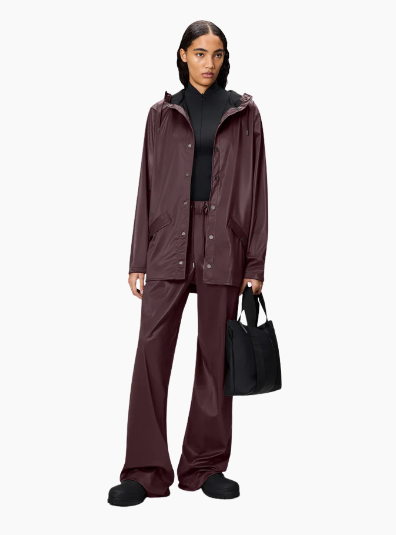 Chubasquero unisex Rains Jacket Burgundy Depth impermeable nivel W3 con capucha y costuras selladas