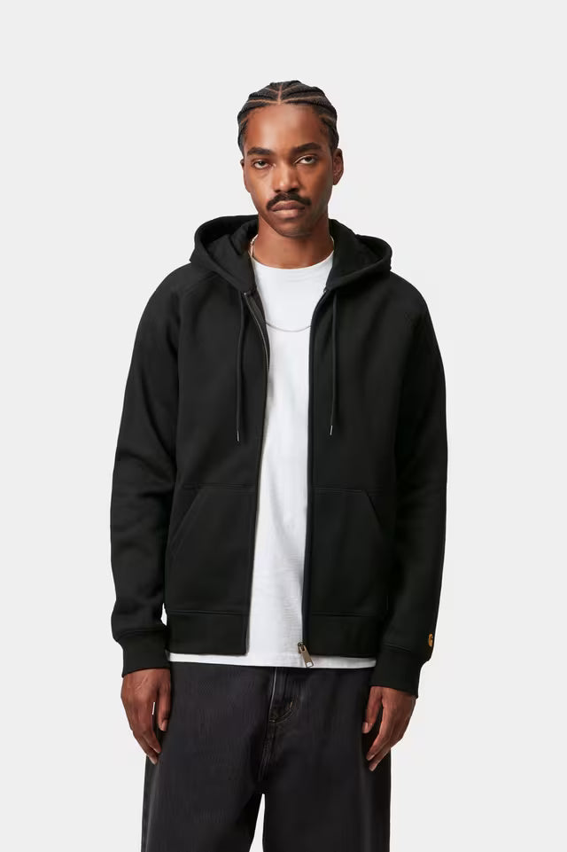 Sudadera con cremallera Carhartt WIP Hooded Chase Jacket negra con logo dorado