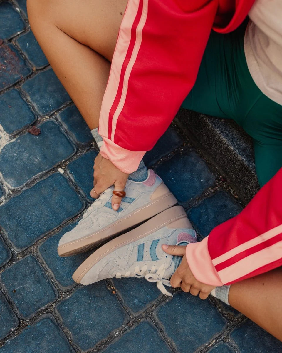 Zapatillas Coolway Goal Soft Grey mujer serraje con cordones intercambiables y logo lateral dorado