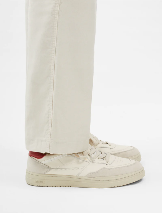 Zapatillas Elan Leather Ecru Red de Pompeii para hombre en color crudo con detalle rojo y diseño sneaker vintage.